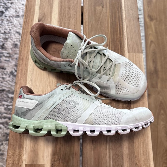 On Running Cloudflow V2 in Aloe White Running Shoes Size US Women 6.5 - Picture 2 of 13